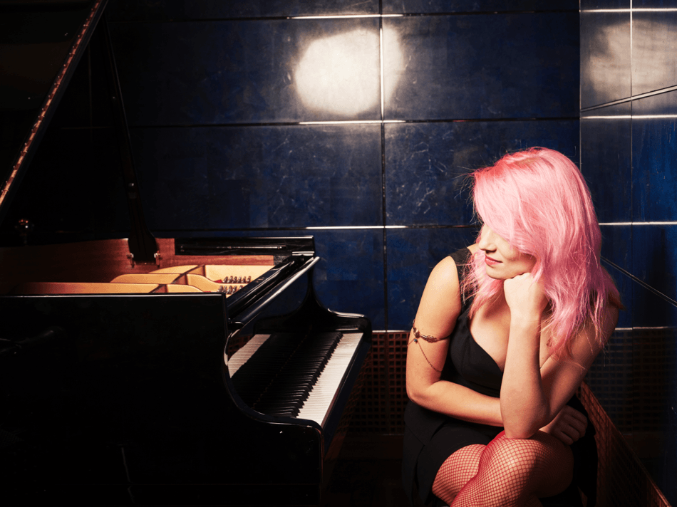 Salome Scheidegger sitting at a grand piano